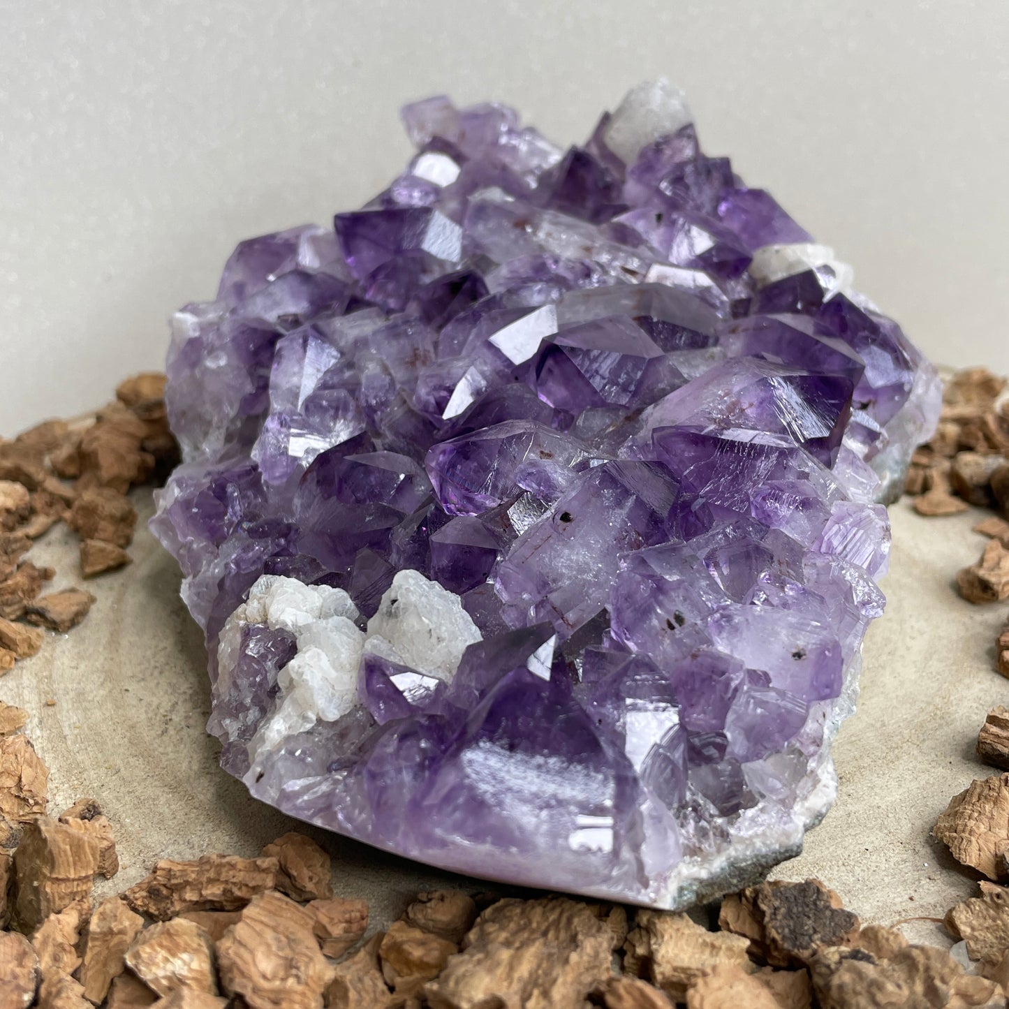 Amethist cluster met Calciet ruw