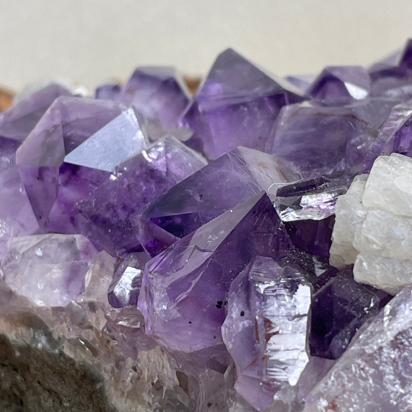 Amethist cluster met Calciet ruw