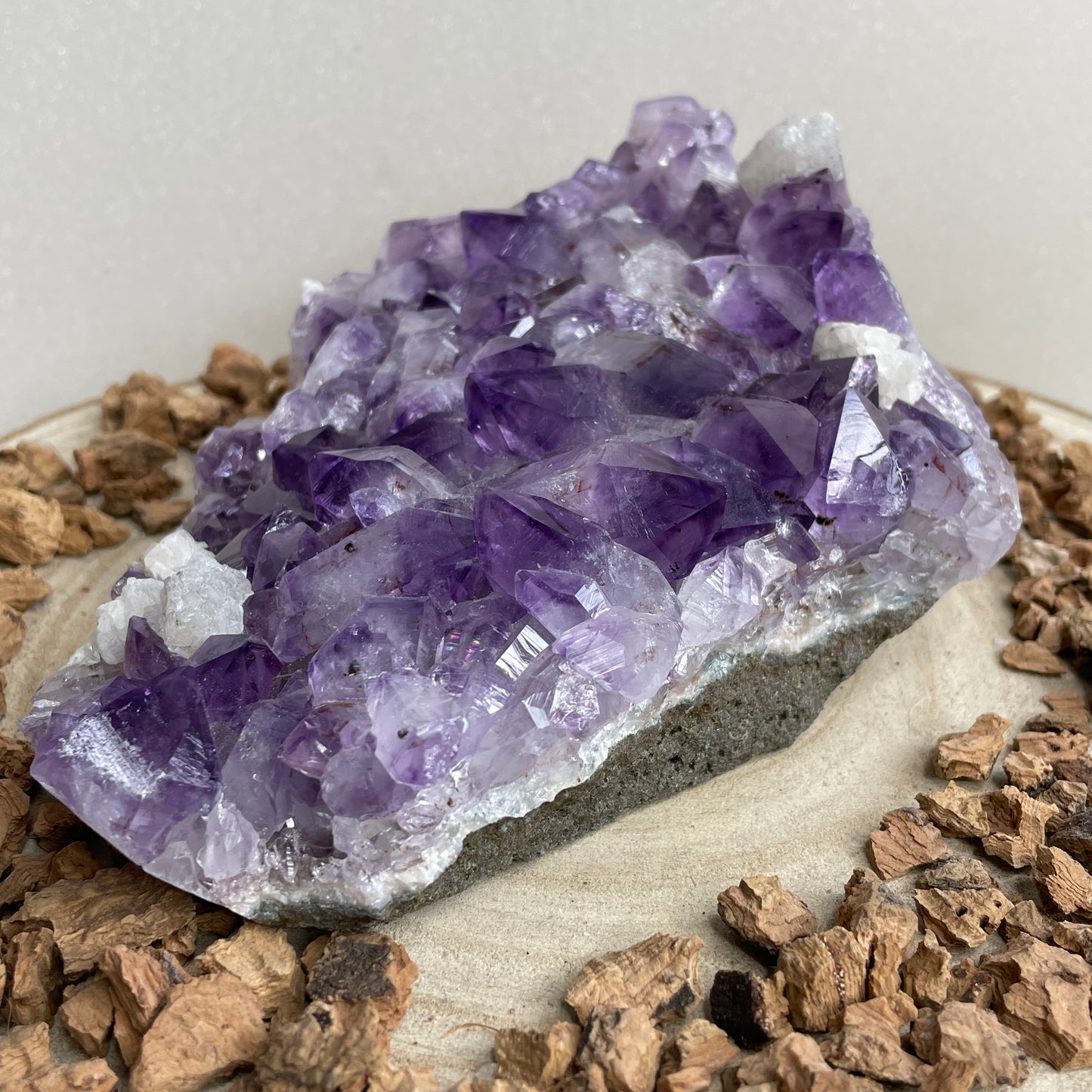 Amethist cluster met Calciet ruw