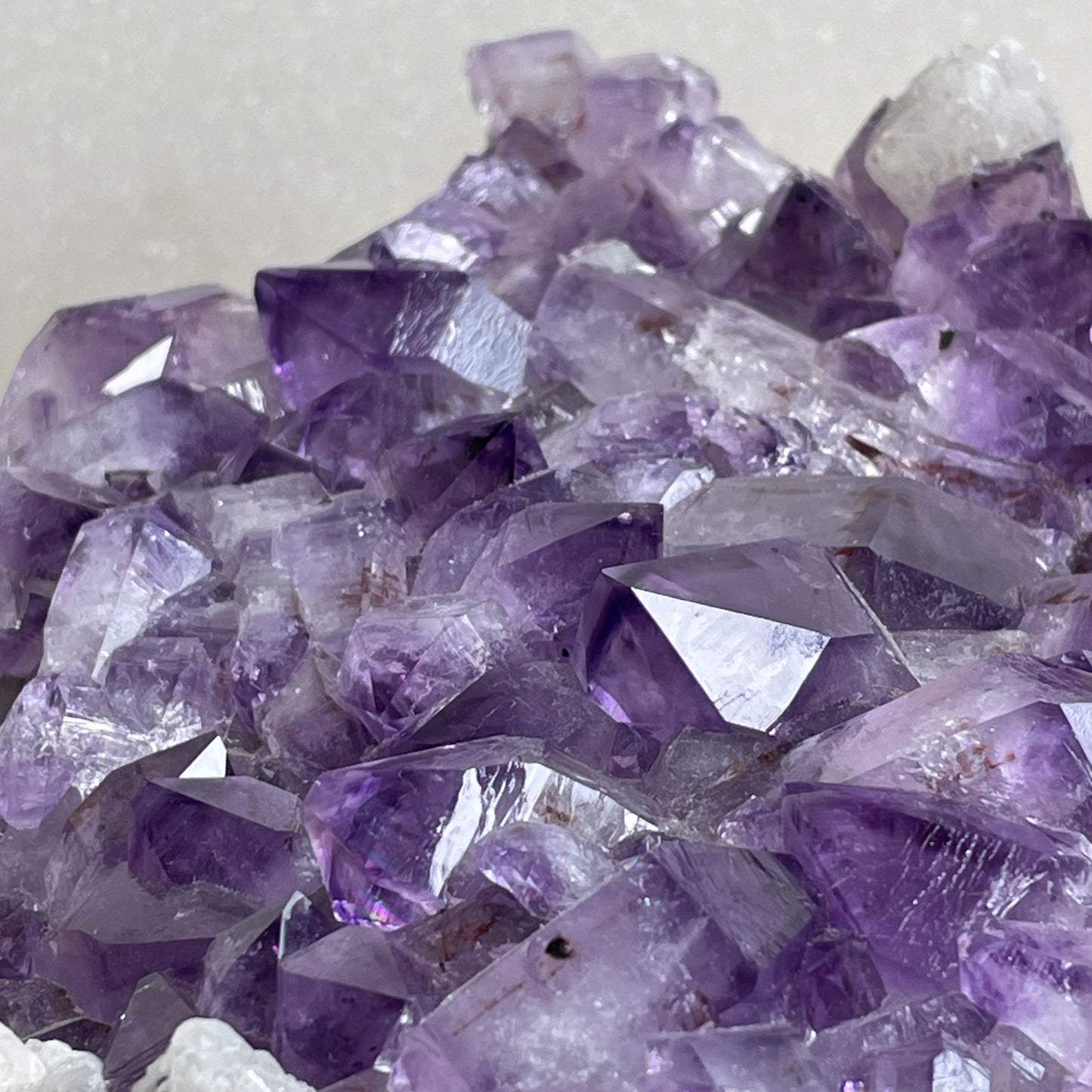 Amethist cluster met Calciet ruw