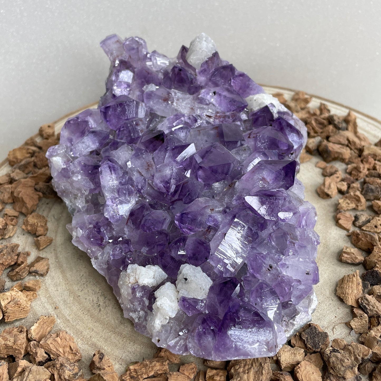 Amethist cluster met Calciet ruw