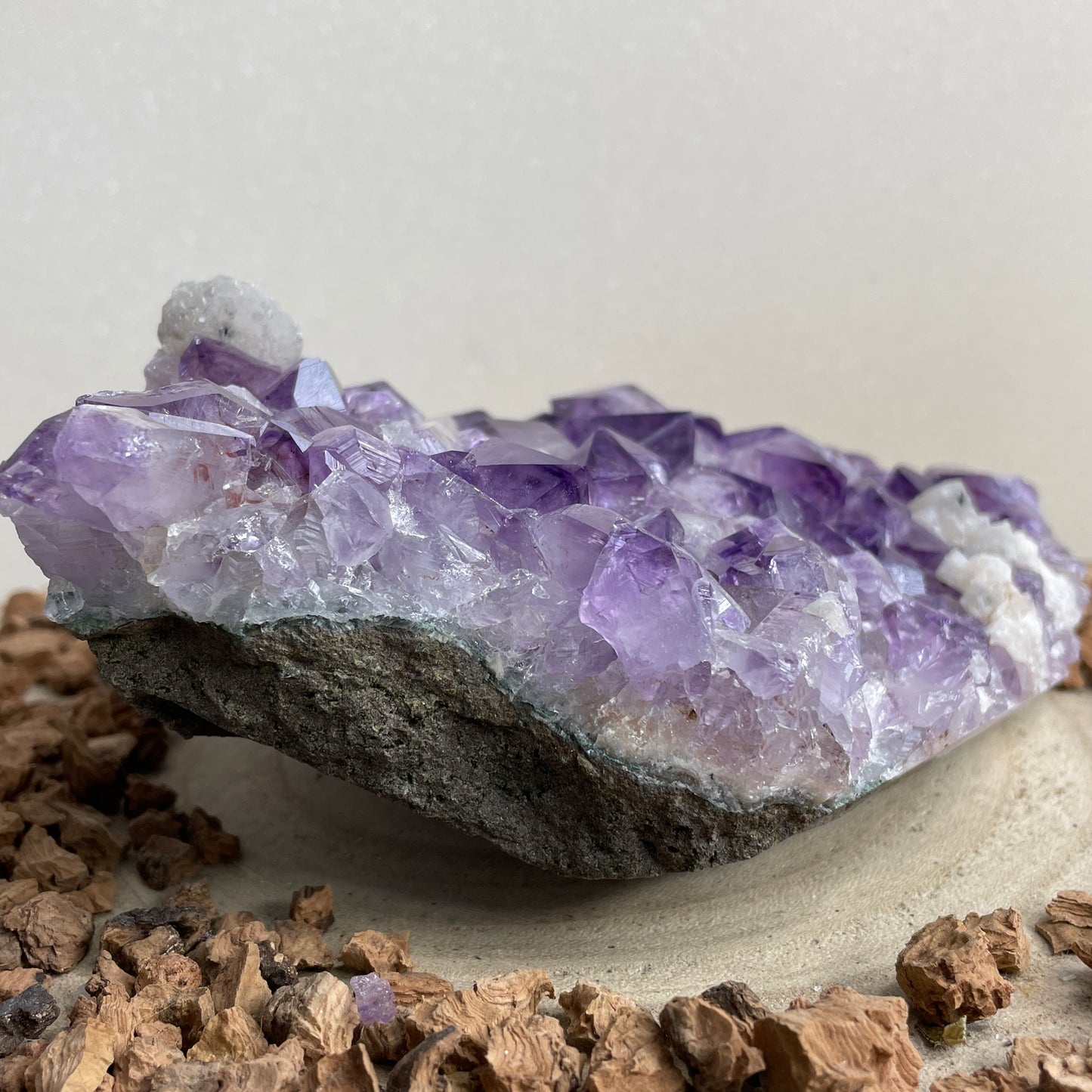 Amethist cluster met Calciet ruw