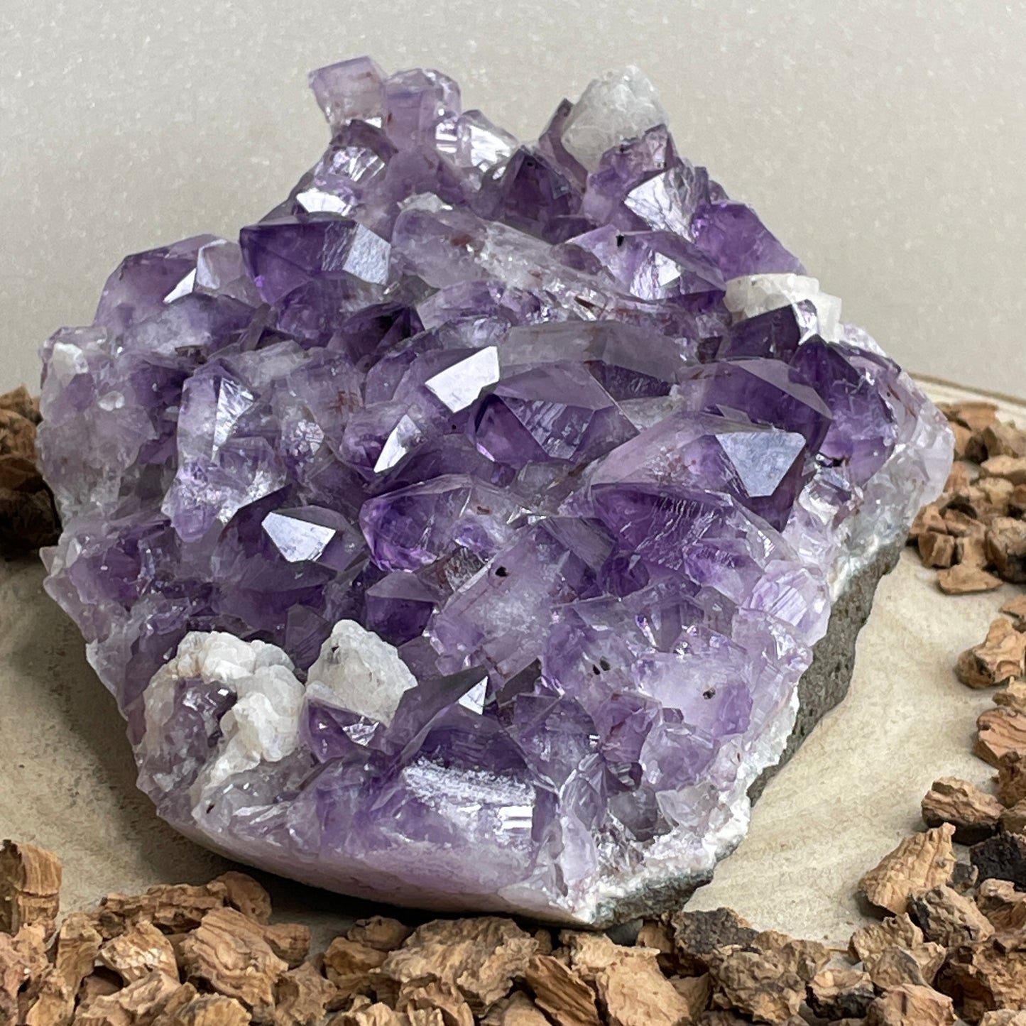 Amethist cluster met Calciet ruw