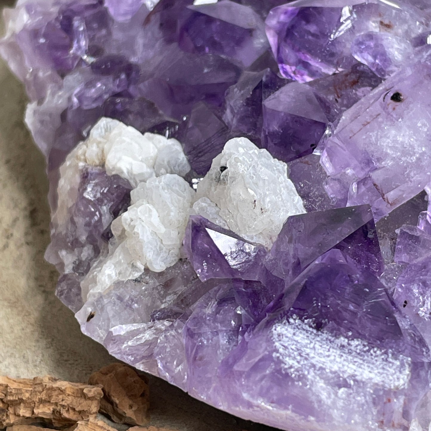 Amethist cluster met Calciet ruw