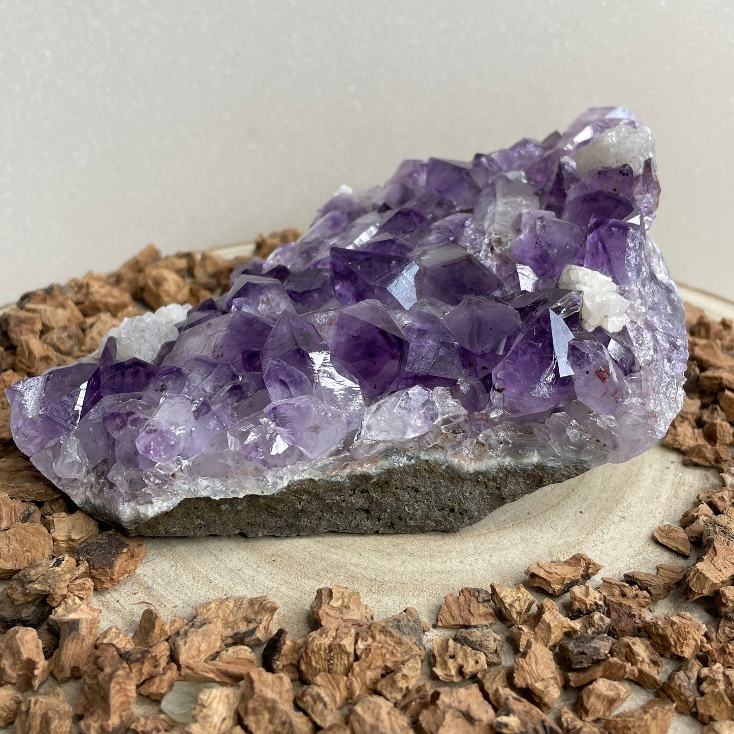 Amethist cluster met Calciet ruw