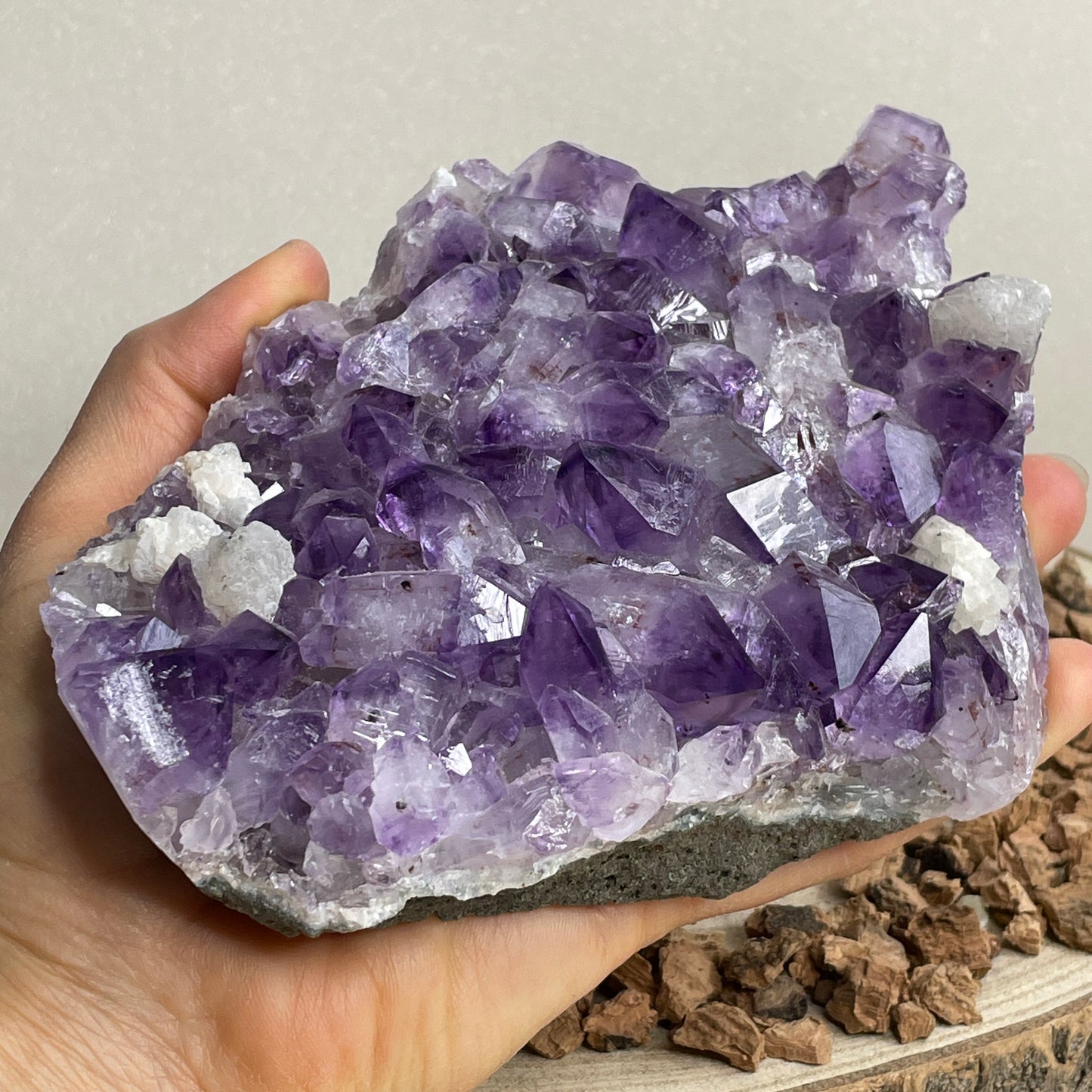 Amethist cluster met Calciet ruw