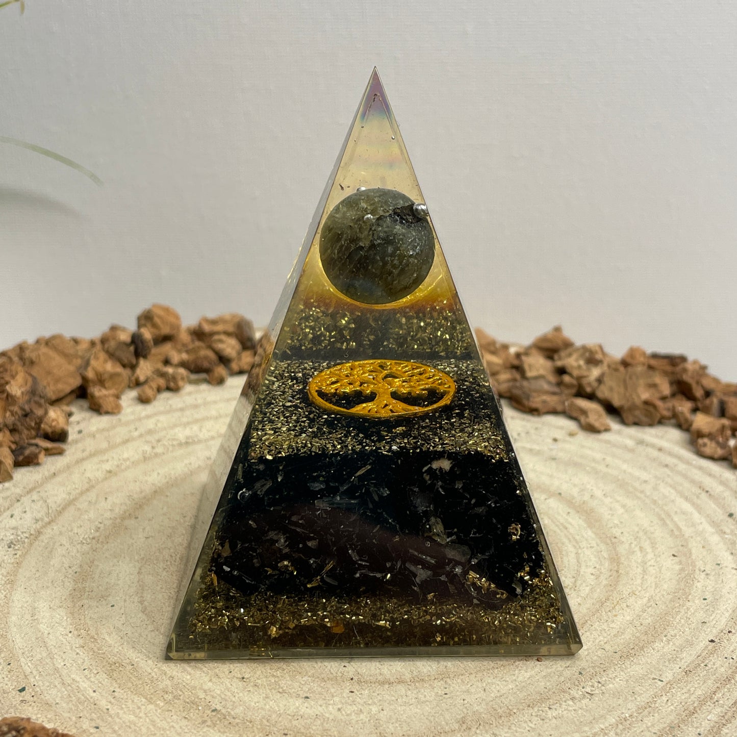 Orgonite piramide Zwarte Toermalijn & Labradoriet