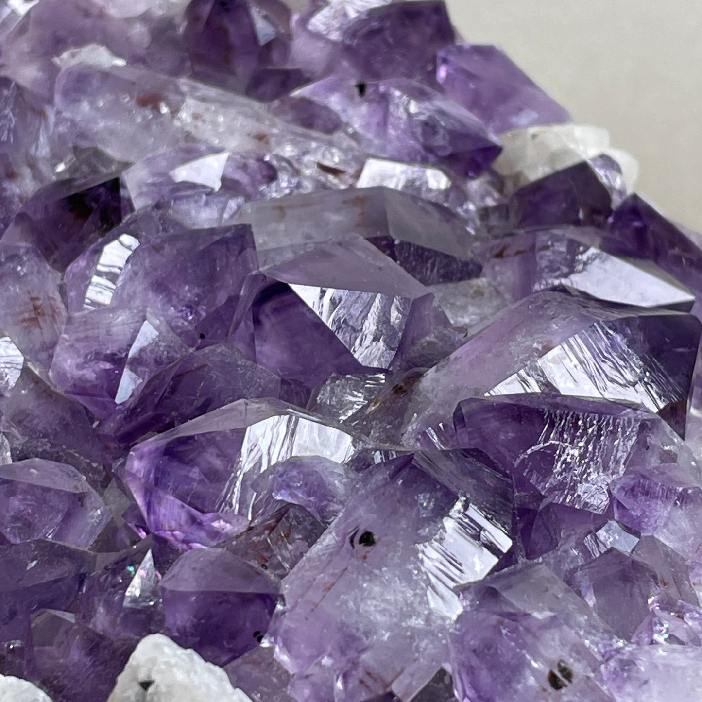 Amethist cluster met Calciet ruw