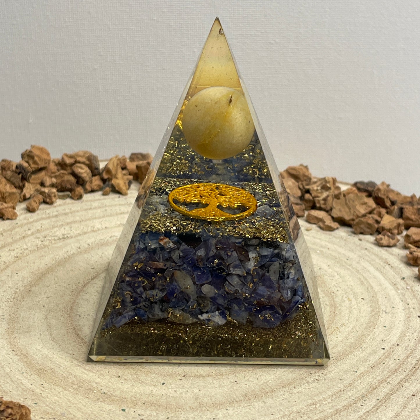 Orgonite piramide Gele Aventurijn & Sodaliet