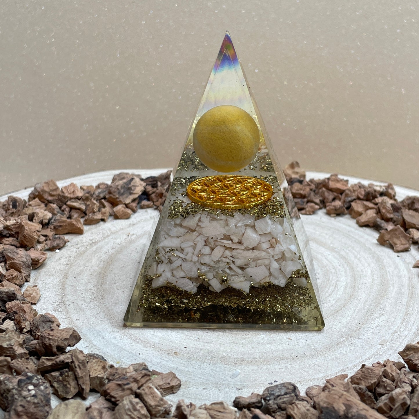 Orgonite piramide Gele Aventurijn & Maansteen