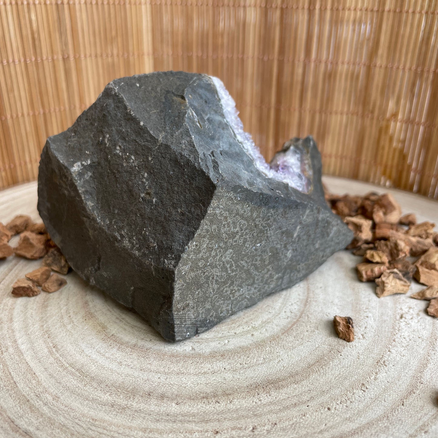 Druzy Amethist in Basalt nr. 1