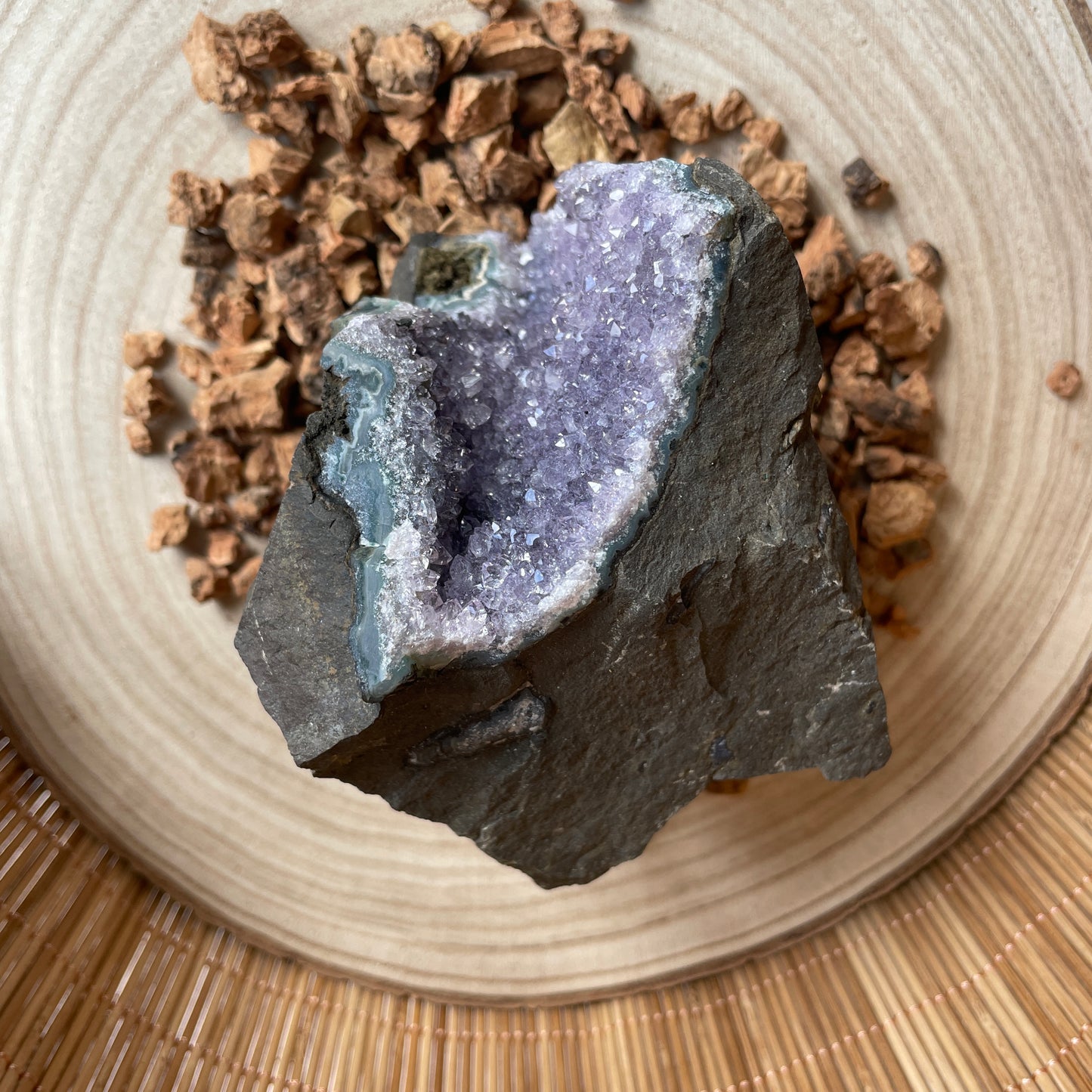 Druzy Amethist in Basalt nr. 2