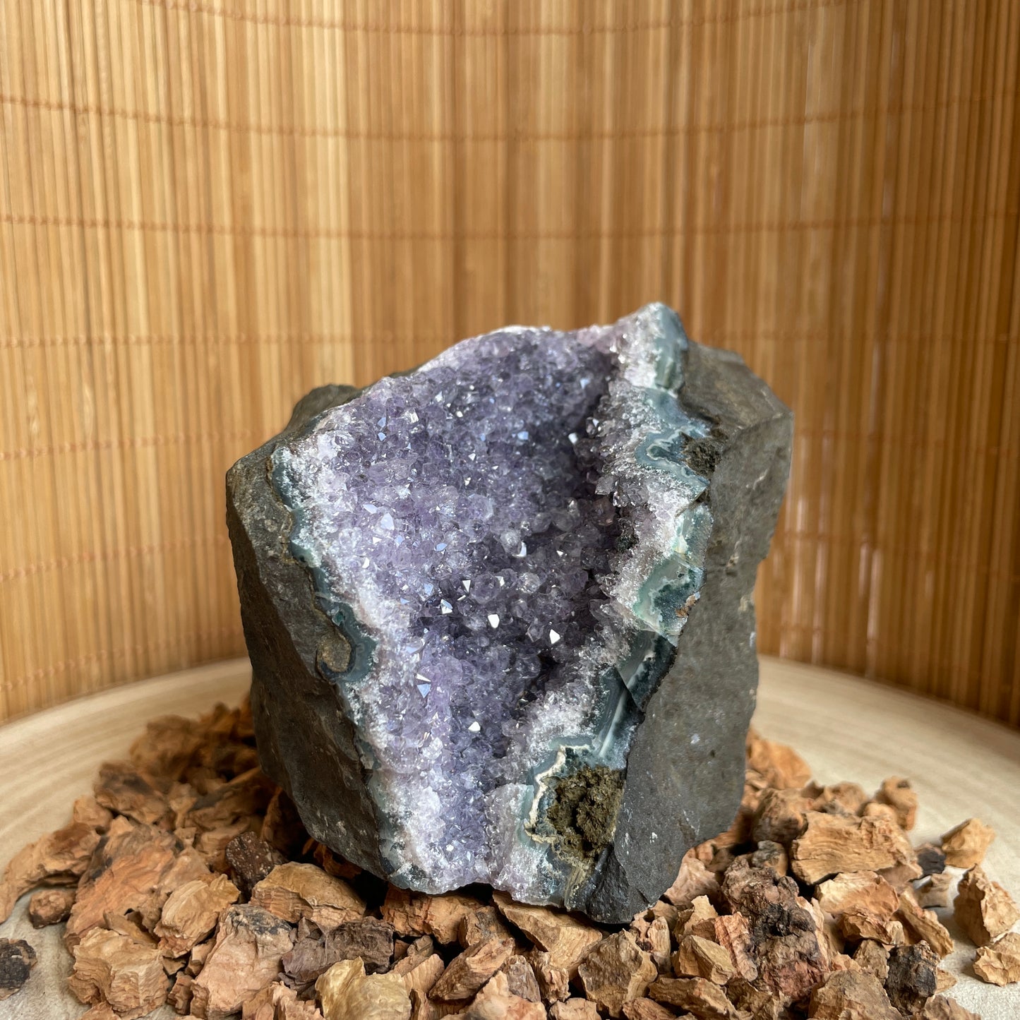 Druzy Amethist in Basalt nr. 2