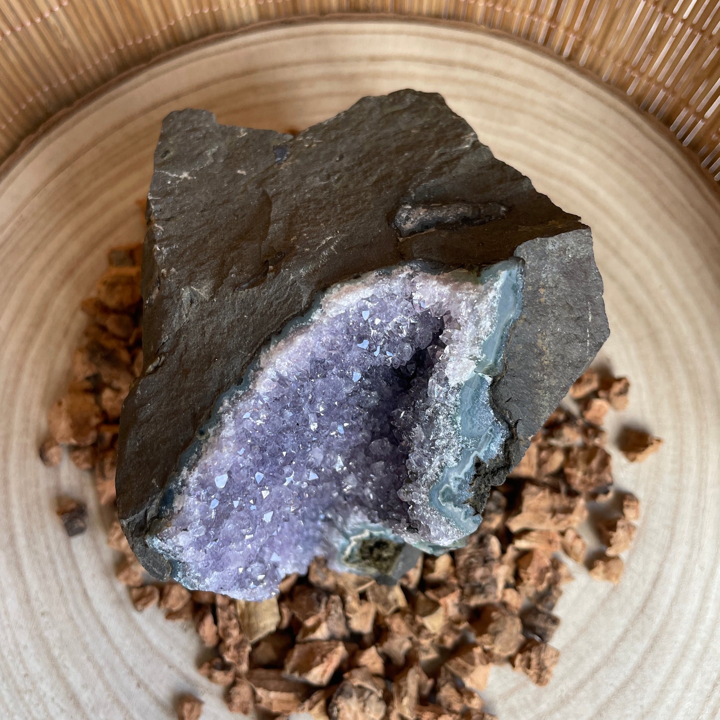 Druzy Amethist in Basalt nr. 2