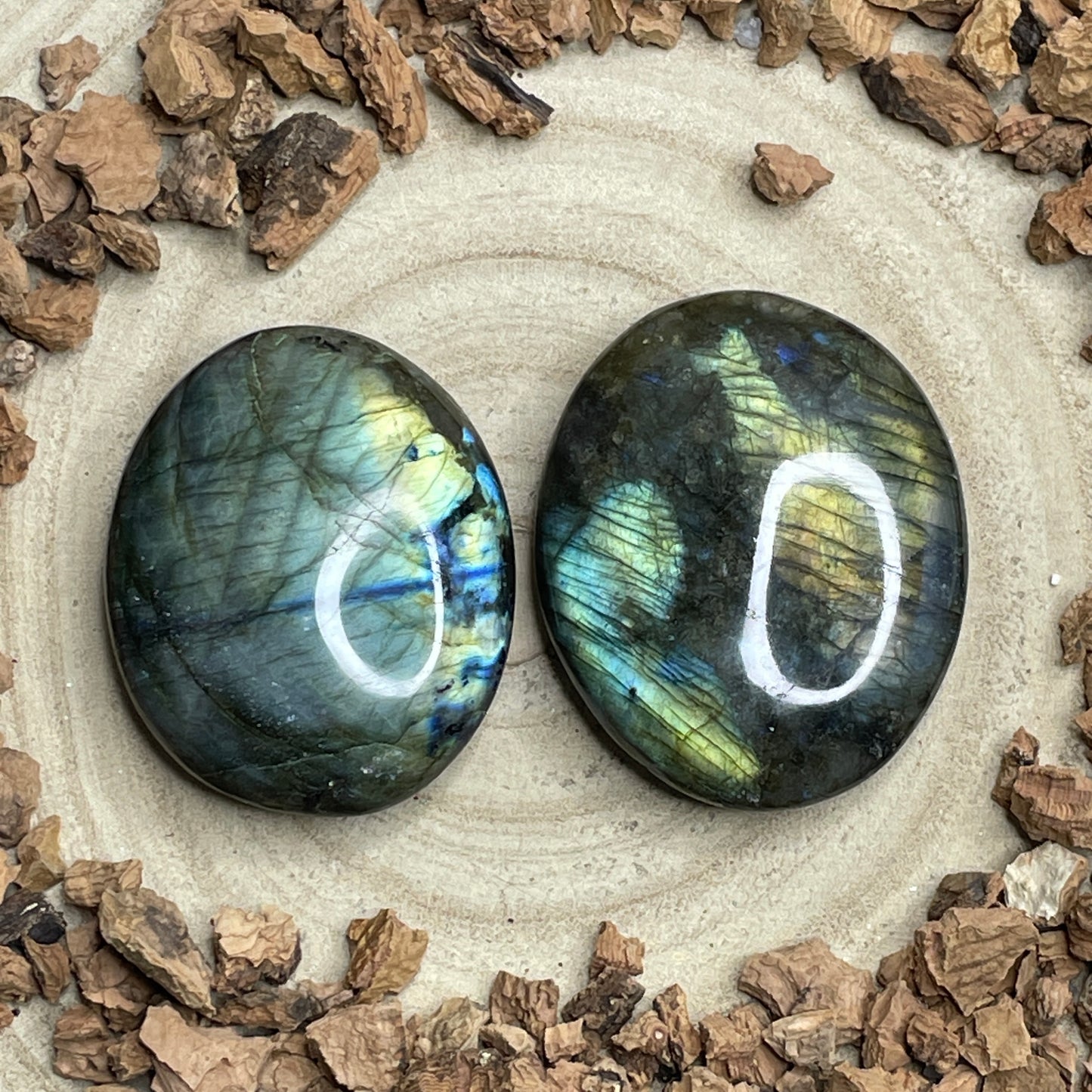 Labradoriet handsteen groot