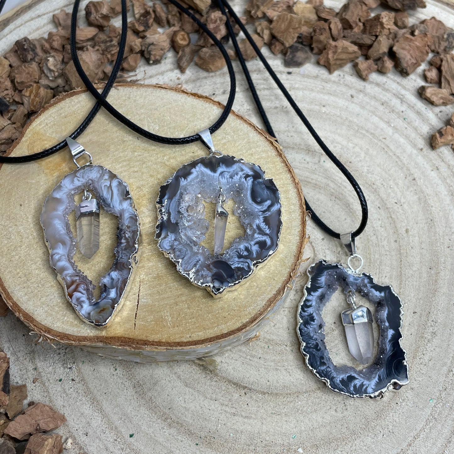 Agaat geode hanger met Bergkristal verzilverd