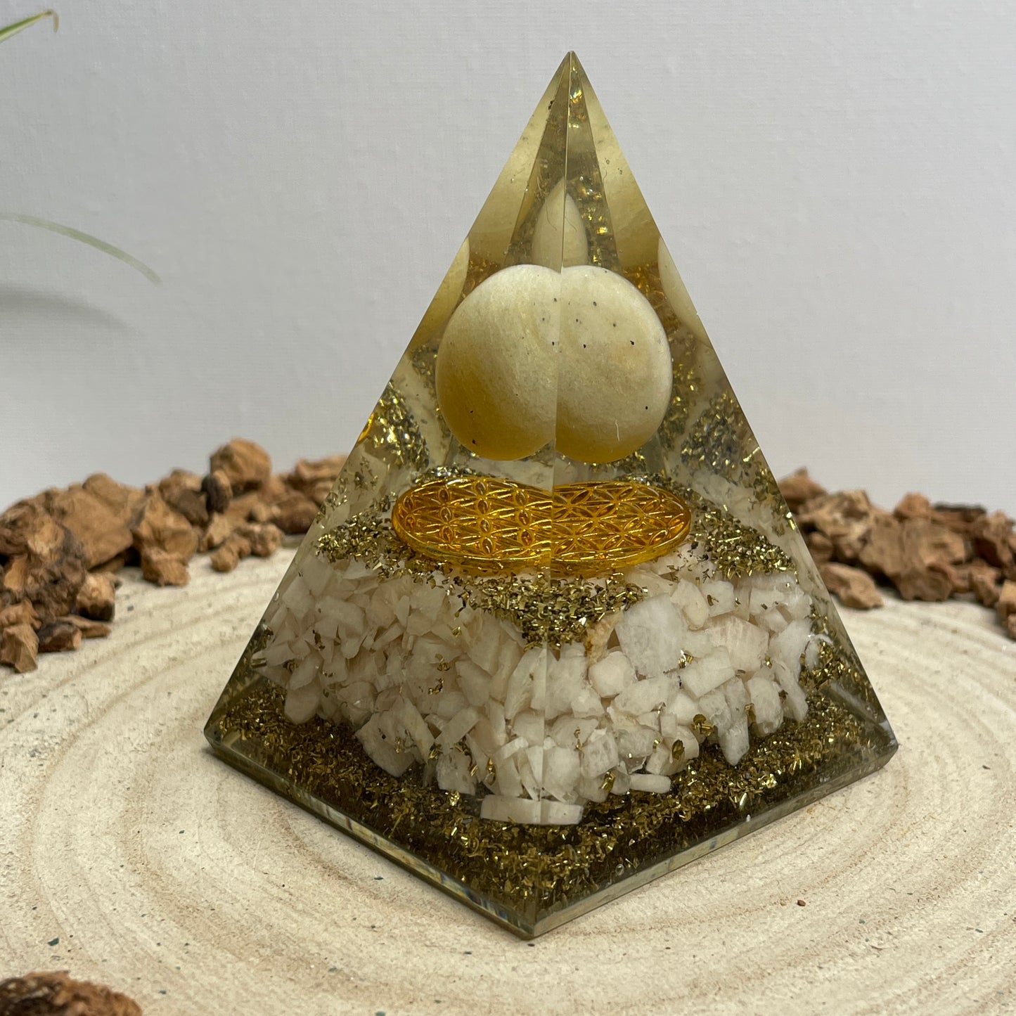 Orgonite piramide Gele Aventurijn & Maansteen