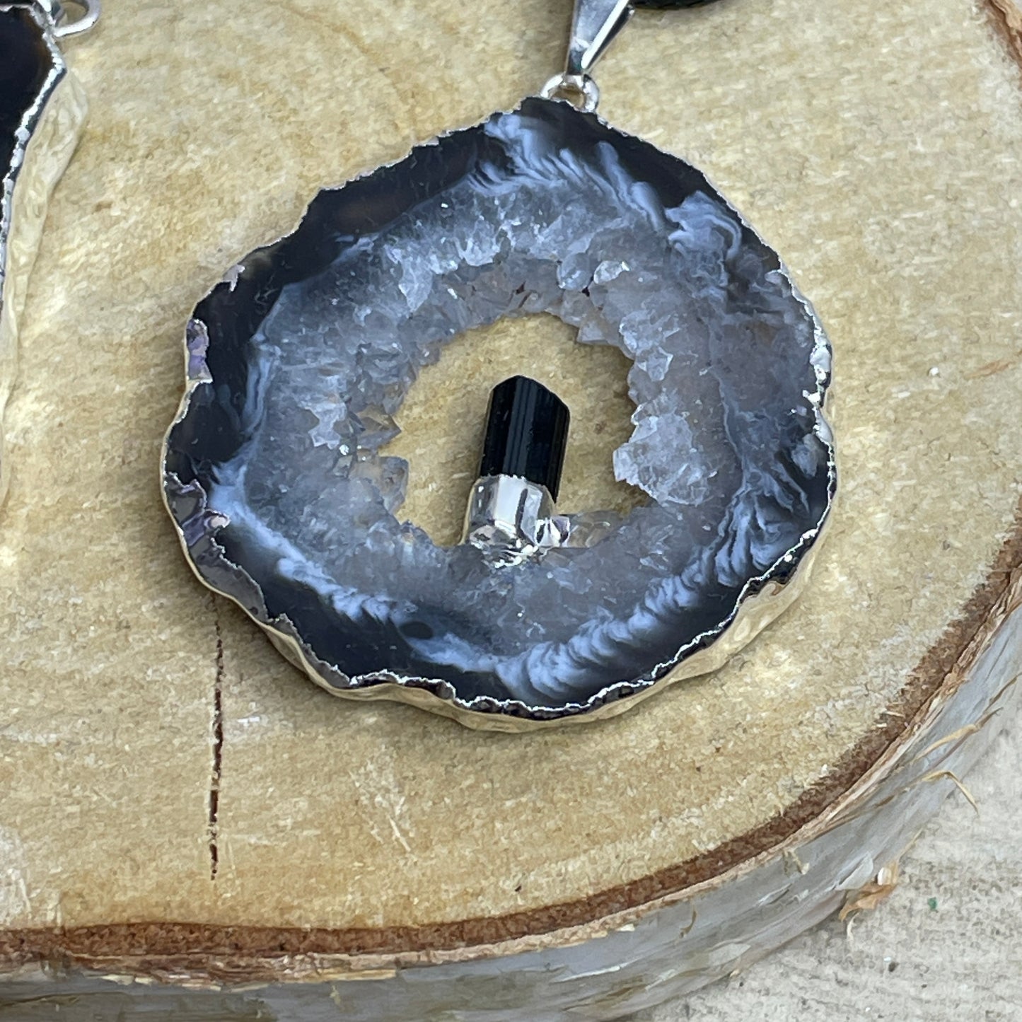 Agaat geode hanger met zwarte Toermalijn verzilverd