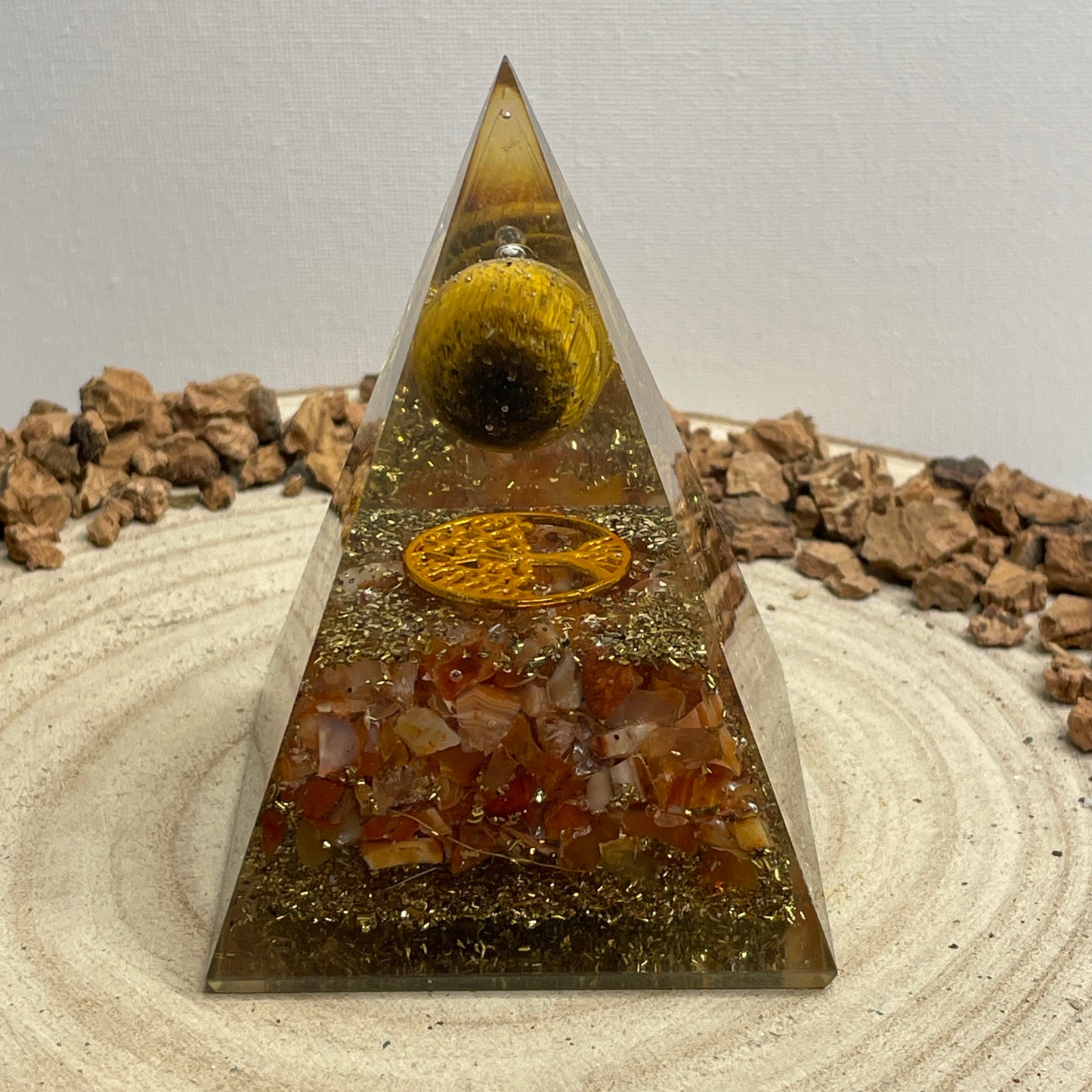 Orgonite piramide Tijgeroog & Carneool