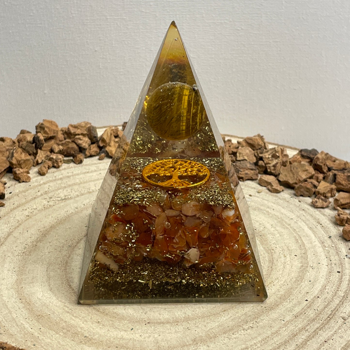 Orgonite piramide Tijgeroog & Carneool