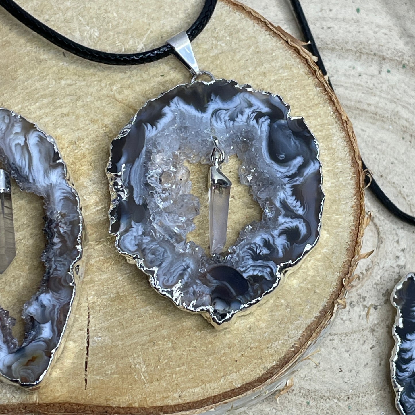 Agaat geode hanger met Bergkristal verzilverd