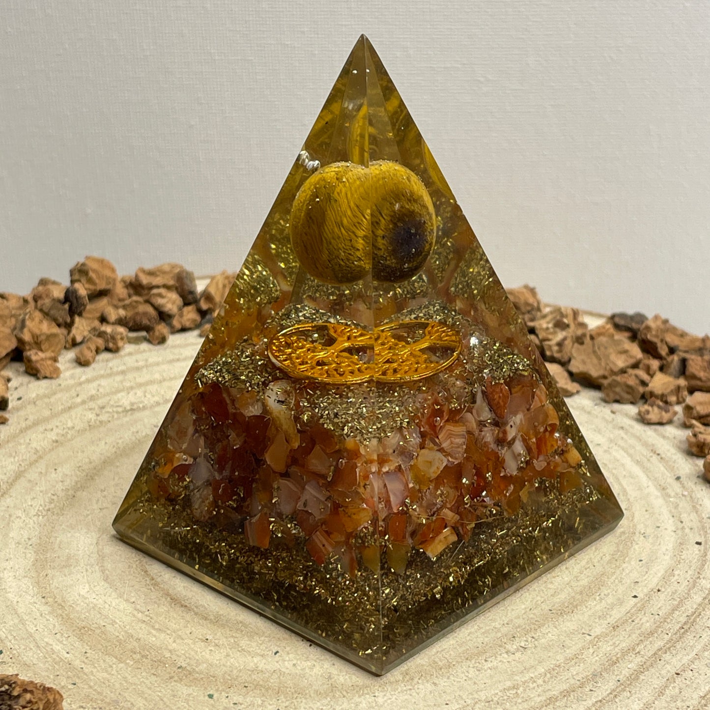 Orgonite piramide Tijgeroog & Carneool