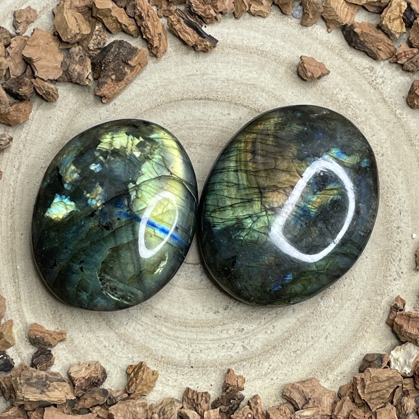 Labradoriet handsteen groot