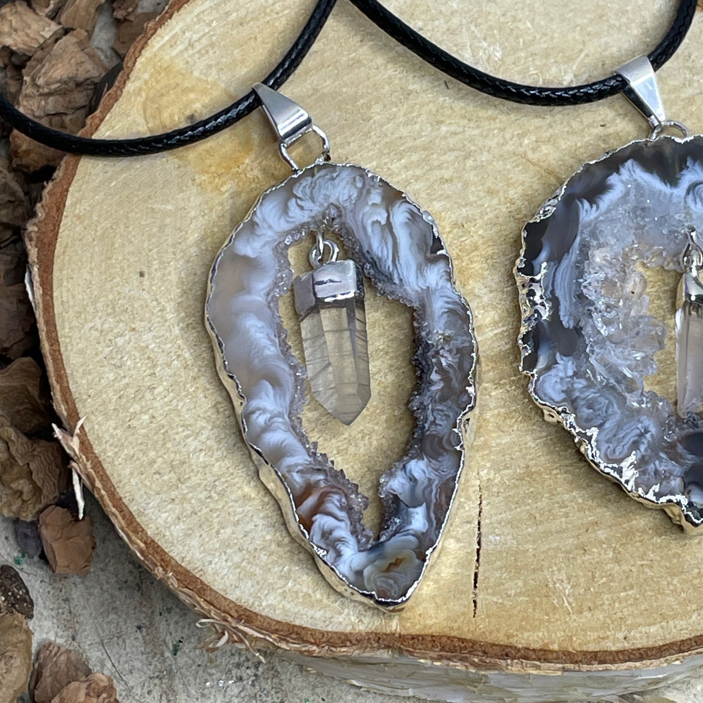 Agaat geode hanger met Bergkristal verzilverd