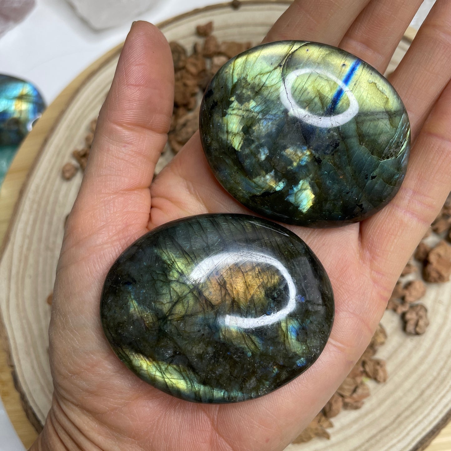 Labradoriet handsteen groot