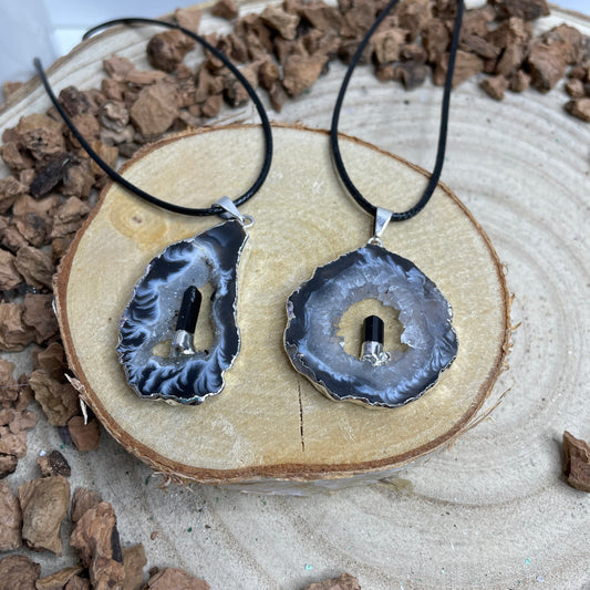 Agaat geode hanger met zwarte Toermalijn verzilverd