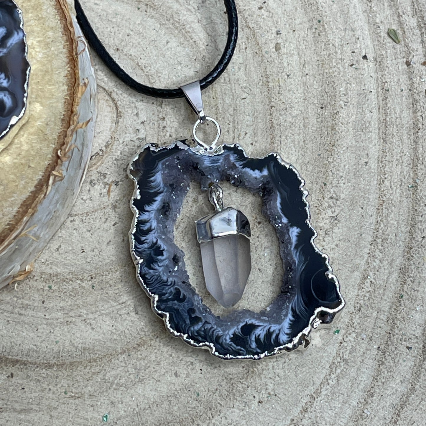 Agaat geode hanger met Bergkristal verzilverd