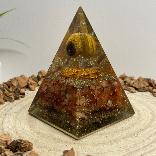 Orgonite piramide Tijgeroog & Carneool