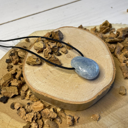 Blauwe Calciet hanger - Een Handjevol Geluk