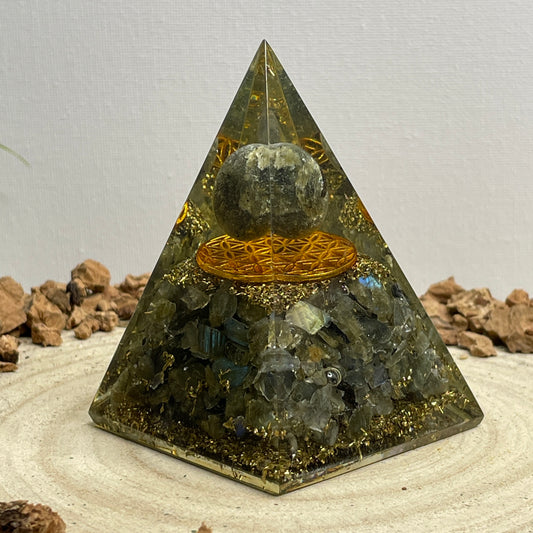 Orgonite piramide Labradoriet