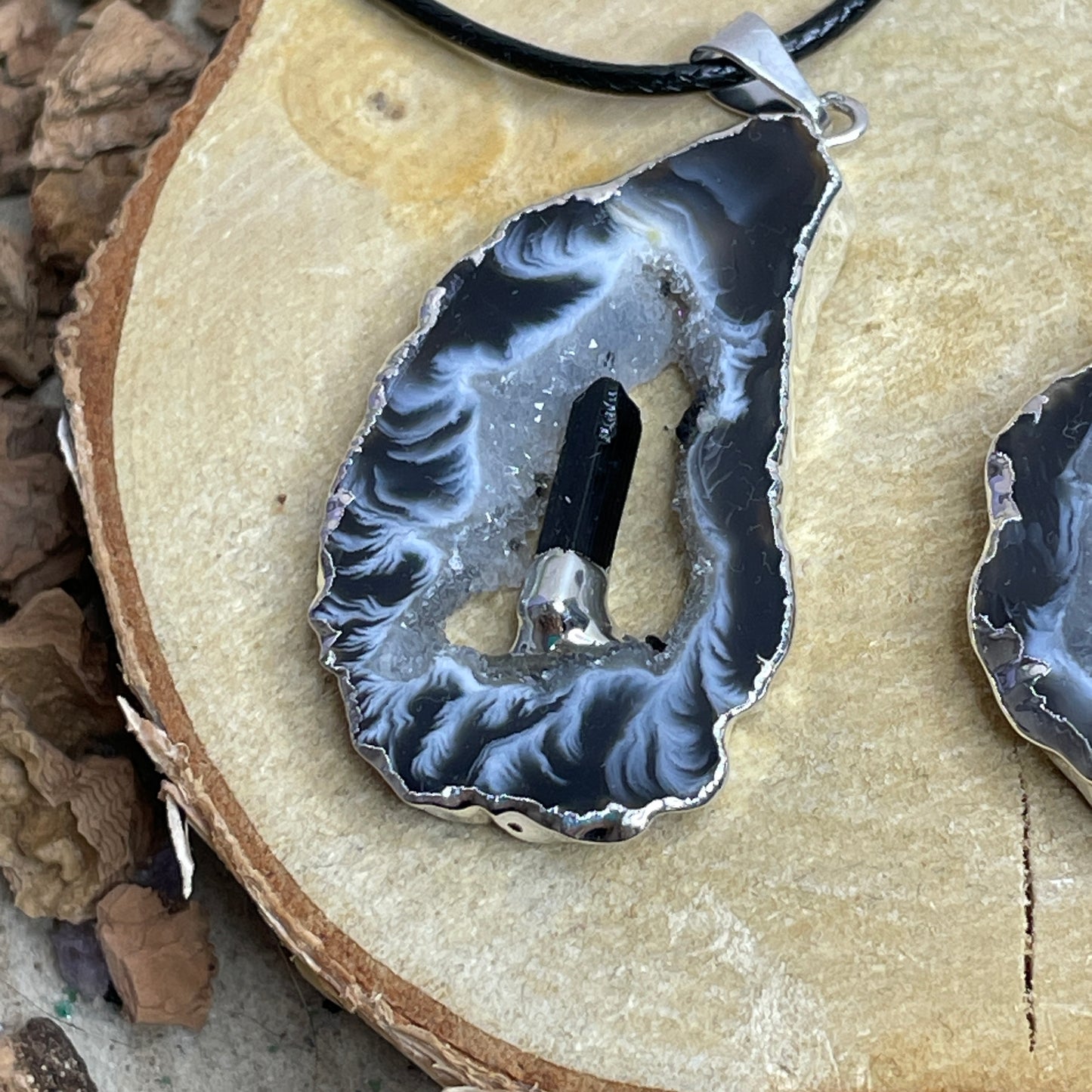 Agaat geode hanger met zwarte Toermalijn verzilverd