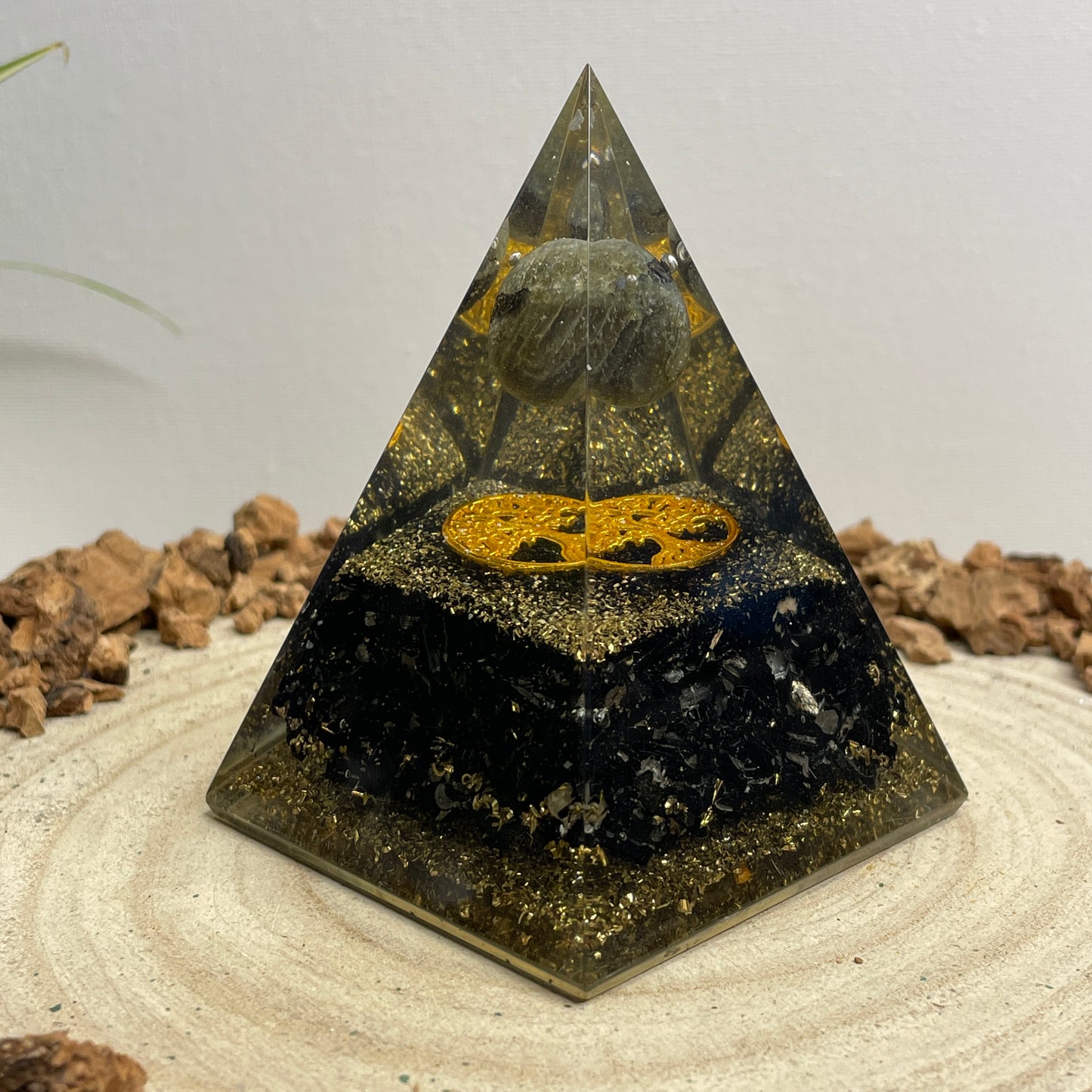 Orgonite piramide Zwarte Toermalijn & Labradoriet