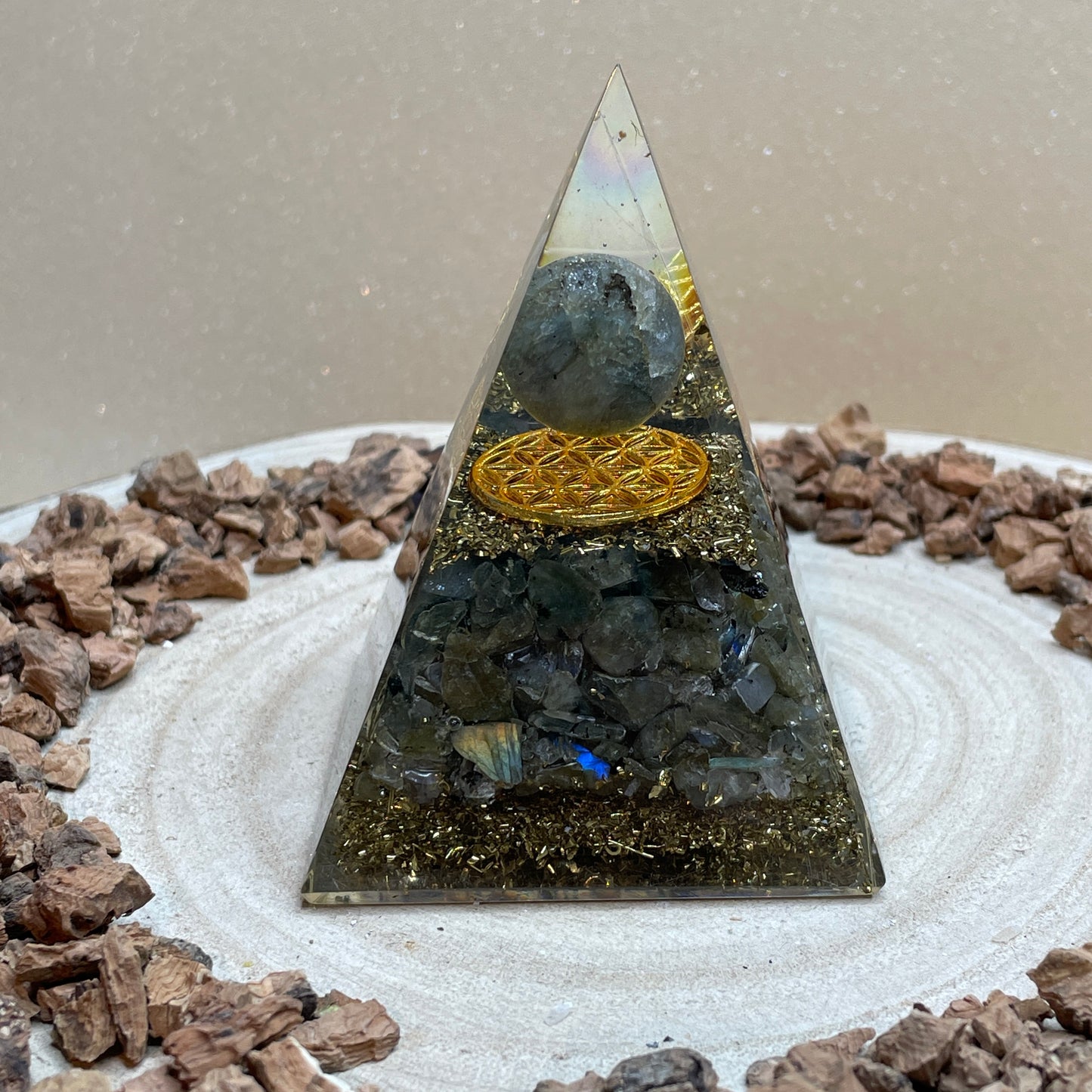 Orgonite piramide Labradoriet