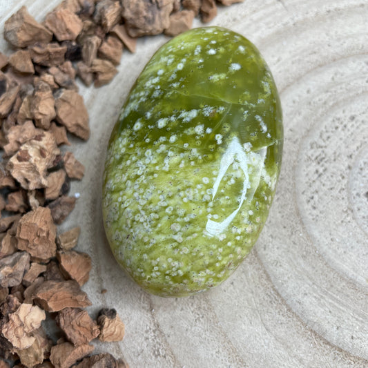 Serpentijn handsteen nr.2