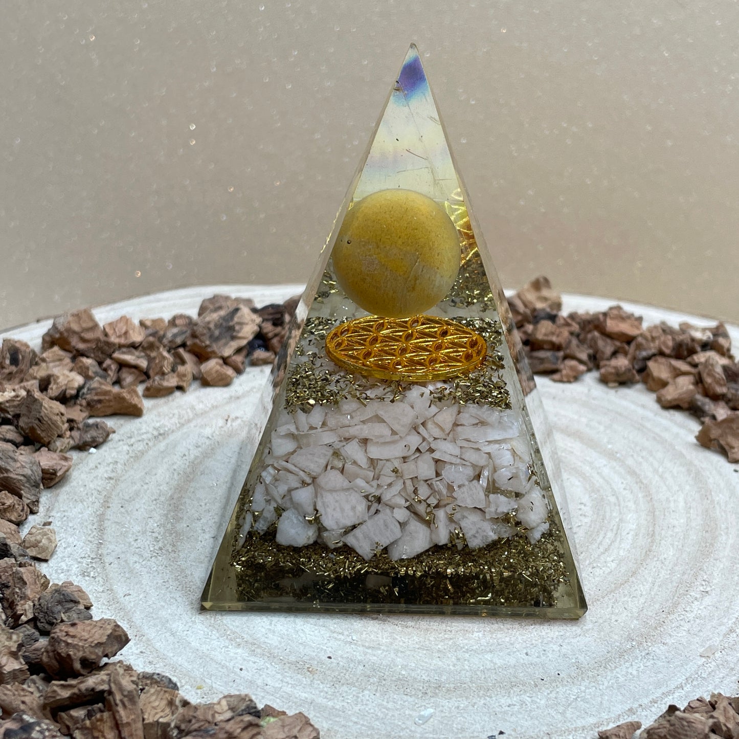 Orgonite piramide Gele Aventurijn & Maansteen