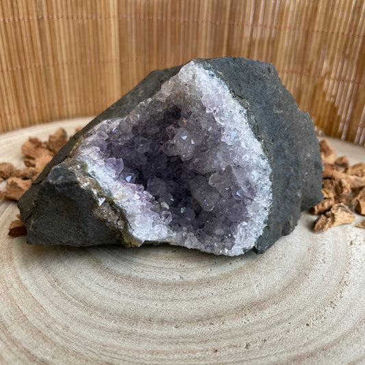 Druzy Amethist in Basalt nr. 1