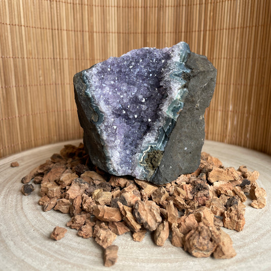 Druzy Amethist in Basalt nr. 2